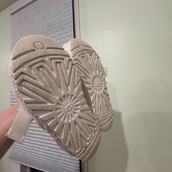 UGG Fluffita Shearling Platform Slippers – Cream | Size 8 | Gently Used - Picture 11 of 12